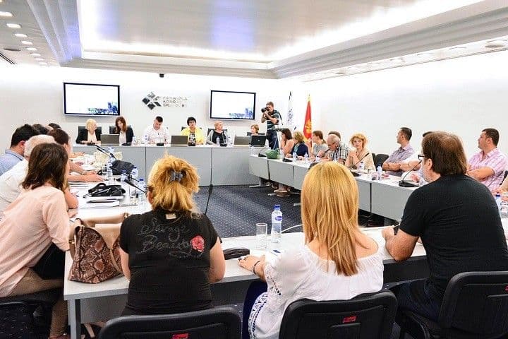 Kupovinom domaćih proizvoda razvija se nacionalna ekonomija Kupovinom domaćih proizvoda razvija se nacionalna ekonomija