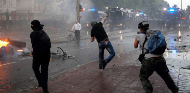 Neredi u Hamburgu i dalje traju, povrijeđeno 160 policajaca (VIDEO) Neredi u Hamburgu i dalje traju, povrijeđeno 160 policajaca (VIDEO)
