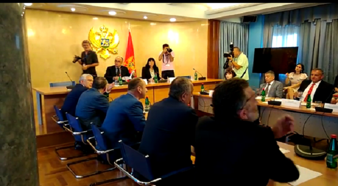 Poslanici će morati da „slušaju“ i na odborima Poslanici će morati da „slušaju“ i na odborima