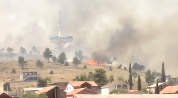 Veliki požar na Dajbabskoj gori, ugrožene kuće! (Foto, Video) Veliki požar na Dajbabskoj gori, ugrožene kuće! (Foto, Video)
