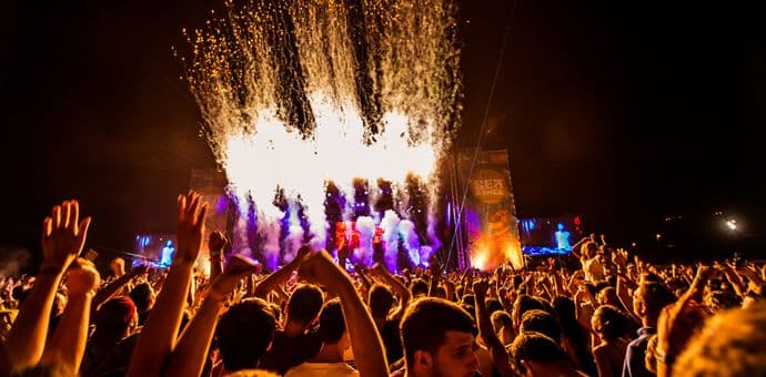 Za Newmana francuska vina, FatBoya vazdušne sirene, Sean Paula rum i vegetarijanska pica Za Newmana francuska vina, FatBoya vazdušne sirene, Sean Paula rum i vegetarijanska pica