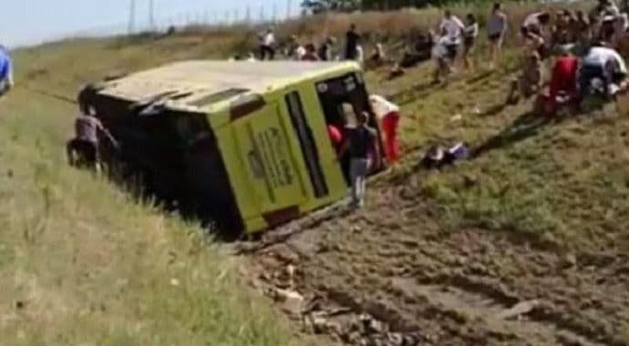 Agencija: Uzrok udesa autobusa sa djecom oštri predmeti na putu Agencija: Uzrok udesa autobusa sa djecom oštri predmeti na putu