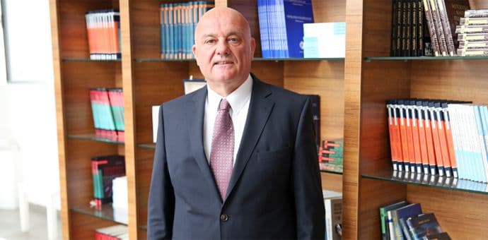 Bjelici dodijeljena statua konferencije AESA u Iranu Bjelici dodijeljena statua konferencije AESA u Iranu