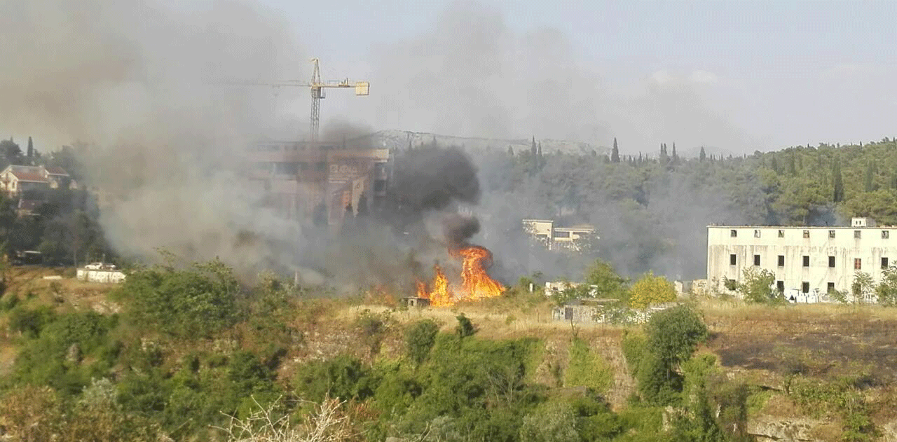 Podgorica: Lokalizovan požar kod bivše kasarne Podgorica: Lokalizovan požar kod bivše kasarne