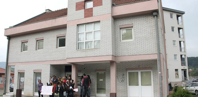 SDMCG: Hrapović ignoriše činjenicu da nema zdravstva bez ljekara ni škola bez profesora SDMCG: Hrapović ignoriše činjenicu da nema zdravstva bez ljekara ni škola bez profesora