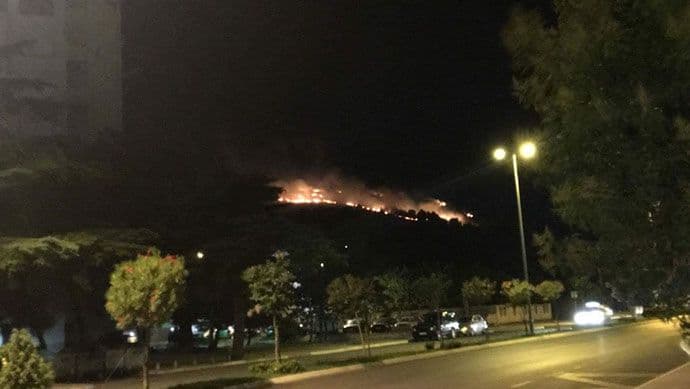 Gorjelo na više gradskih lokacija (FOTO) Gorjelo na više gradskih lokacija (FOTO)