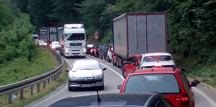 Gužve na granici Srbije sa Crnom Gorom, bilo i tuča Gužve na granici Srbije sa Crnom Gorom, bilo i tuča