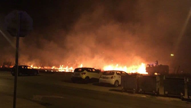 Požar na Ljuboviću, u posljednjem trenutku spašena vozila na parkingu kod Delte Požar na Ljuboviću, u posljednjem trenutku spašena vozila na parkingu kod Delte