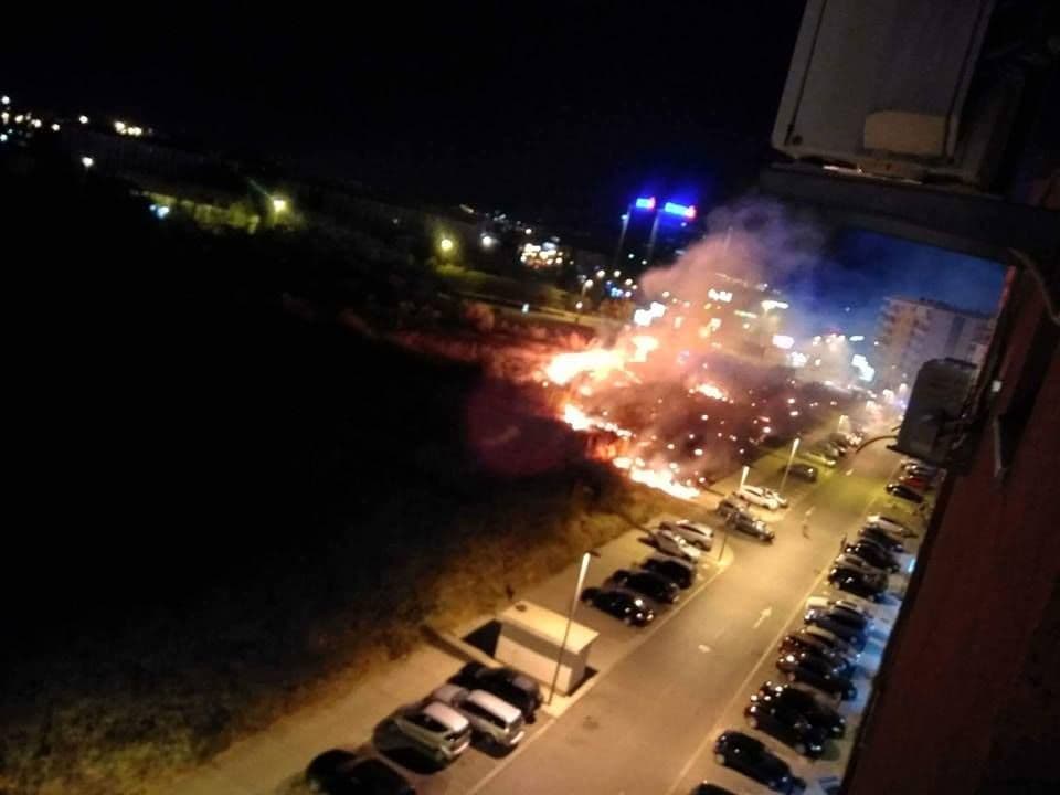 Požar kod Delte, u posljednjem momentu spašena vozila (VIDEO) Požar kod Delte, u posljednjem momentu spašena vozila (VIDEO)