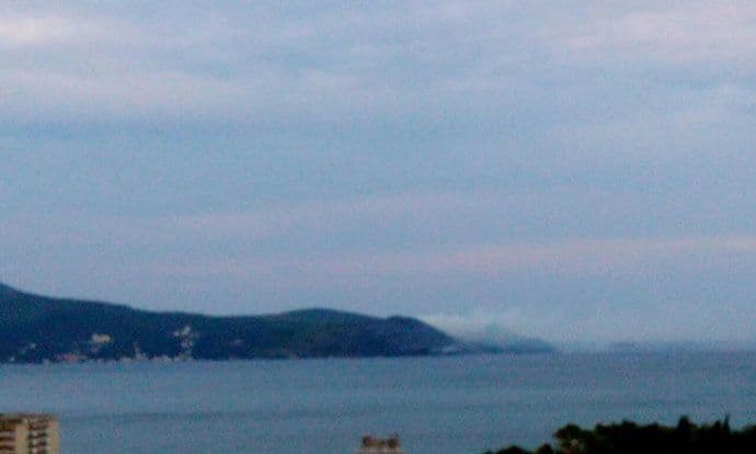 Požar u blizini Rosa, kuće nijesu ugrožene Požar u blizini Rosa, kuće nijesu ugrožene