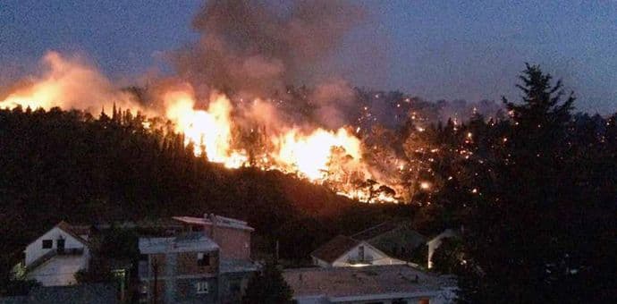 Sutomore: Požar na Golom brdu pod kontrolom (Foto) Sutomore: Požar na Golom brdu pod kontrolom (Foto)