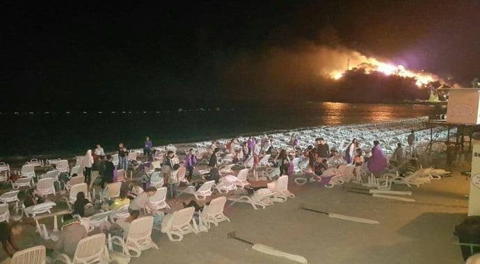 Gosti zbog požara noćili na ležaljkama (Foto, Video) Gosti zbog požara noćili na ležaljkama (Foto, Video)