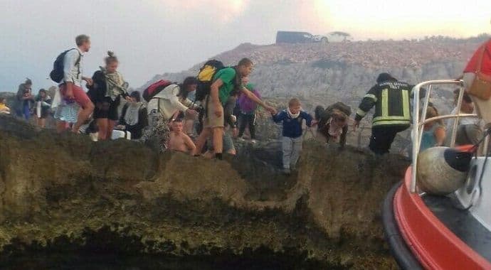 RT VESLO I LUŠTICA: Evakuisano 300 ljudi, vatra zahvatila objekte (FOTO, VIDEO) RT VESLO I LUŠTICA: Evakuisano 300 ljudi, vatra zahvatila objekte (FOTO, VIDEO)