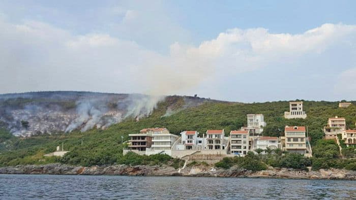 U Bigovi odbranjene prve kuće, iseljeno stanovništvo, situacija kritična U Bigovi odbranjene prve kuće, iseljeno stanovništvo, situacija kritična