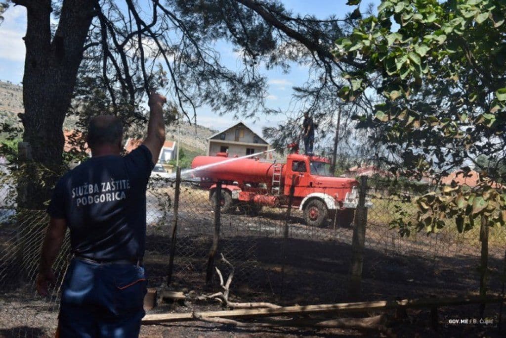 U Podgorici i dalje bijesne požari: Ne paliti vatru na otvorenom U Podgorici i dalje bijesne požari: Ne paliti vatru na otvorenom