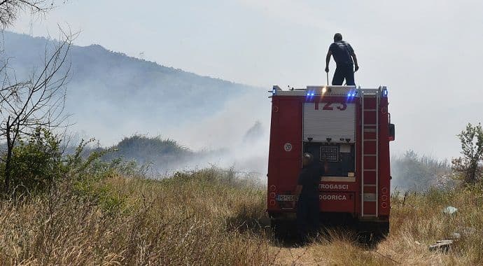 Aktivni požari u šest opština, nema opasnosti po ljude i objekte Aktivni požari u šest opština, nema opasnosti po ljude i objekte