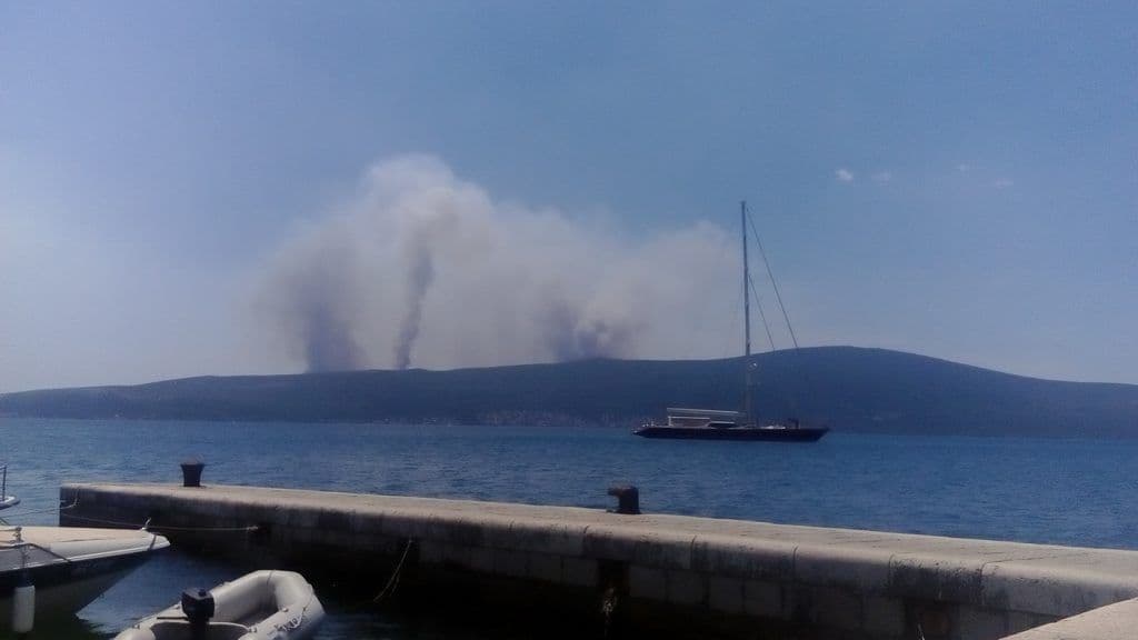 Predsjednici opština iz Boke pisali Markoviću: Avioni da gase požar na Luštici Predsjednici opština iz Boke pisali Markoviću: Avioni da gase požar na Luštici