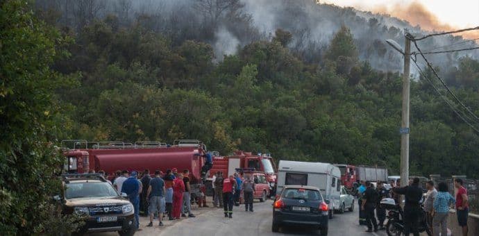 I dalje gori na Luštici, moguća evakuacija stanovništva I dalje gori na Luštici, moguća evakuacija stanovništva