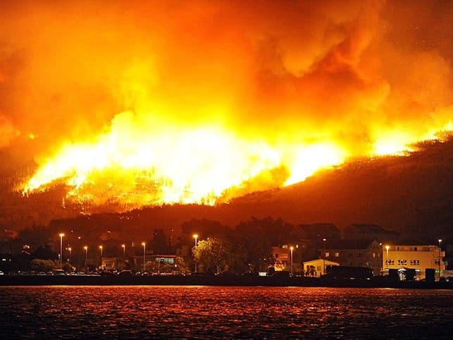 Hrvatska u plamenu, stigli kanaderi i navijači Hrvatska u plamenu, stigli kanaderi i navijači