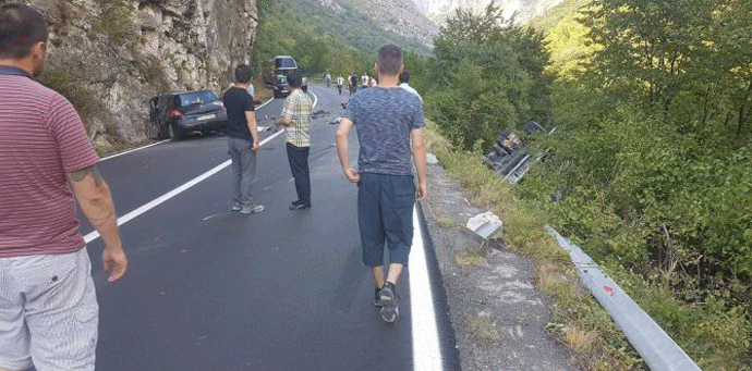 Saobraćajna nesreća u Dromiri, stradali novinar i snimatelj RTCG Saobraćajna nesreća u Dromiri, stradali novinar i snimatelj RTCG