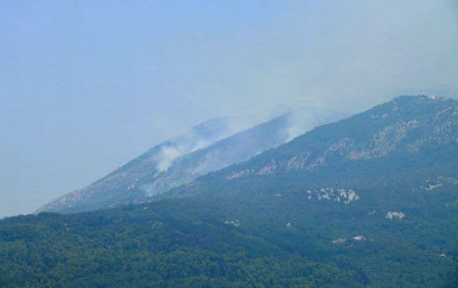 Požar iznad Sutorine širi se u tri pravca Požar iznad Sutorine širi se u tri pravca