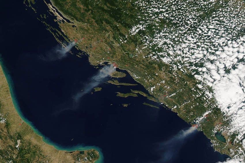 NASA snimila požare u Crnoj Gori, dim se vidi iz svemira NASA snimila požare u Crnoj Gori, dim se vidi iz svemira
