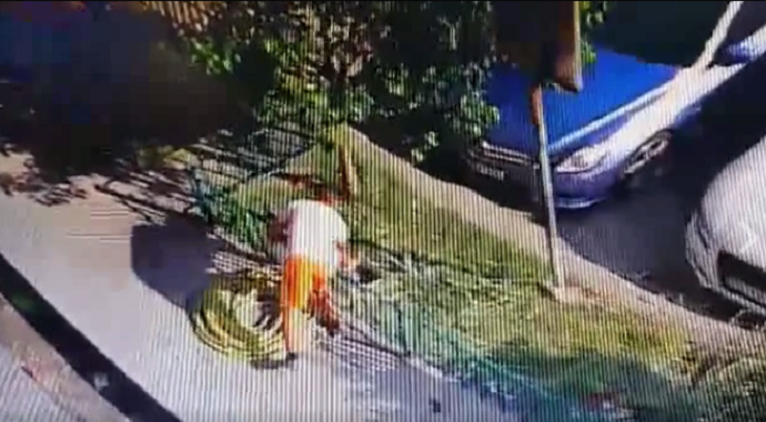 Podgorica: Mladić ukrao crijevo za vodu (Video) Podgorica: Mladić ukrao crijevo za vodu (Video)