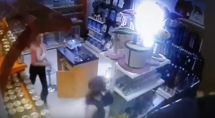 Brutalno prebijanje u podgoričkom marketu (Video) Brutalno prebijanje u podgoričkom marketu (Video)