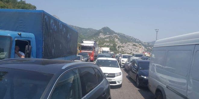 Kilometarske kolone kod Sozine, gužva kod rampi Kilometarske kolone kod Sozine, gužva kod rampi