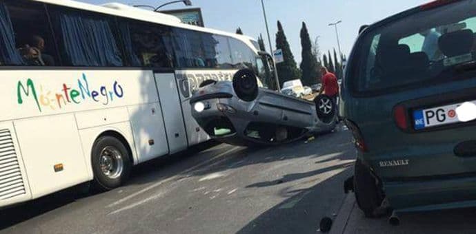 Nezgoda kod "Vodovoda": "Pežo" završio na krovu (Foto) Nezgoda kod "Vodovoda": "Pežo" završio na krovu (Foto)