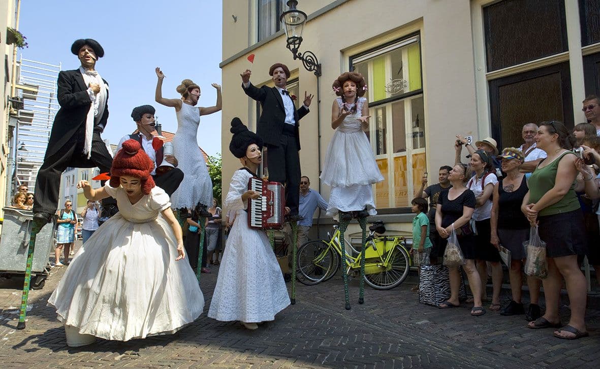 Ulični teatar “Due mondi” na Trgu nezavisnosti Ulični teatar “Due mondi” na Trgu nezavisnosti