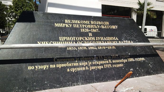 Montira se spomenik vojvodi Mirku na Trgu nezavisnosti Montira se spomenik vojvodi Mirku na Trgu nezavisnosti