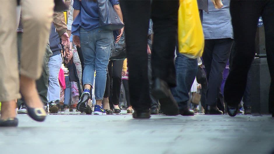 Zakon zabranio pješacima da kucaju poruke kad prelaze ulicu Zakon zabranio pješacima da kucaju poruke kad prelaze ulicu