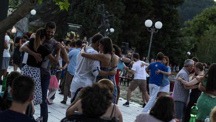 Stotine plesale tango na kolašinskom trgu Stotine plesale tango na kolašinskom trgu