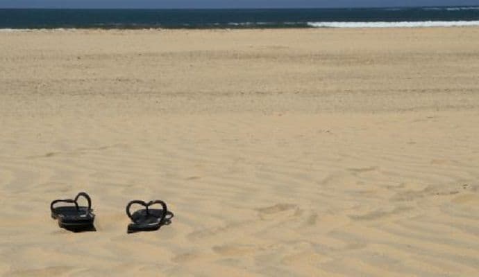 Avion prinudno sletio na punu plažu, dvoje ljudi stradalo Avion prinudno sletio na punu plažu, dvoje ljudi stradalo