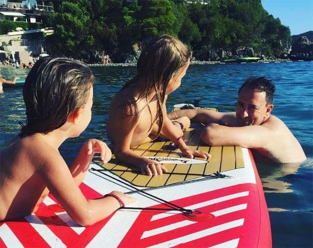 Ćetković uživa u odmoru sa kćerkicama Ćetković uživa u odmoru sa kćerkicama