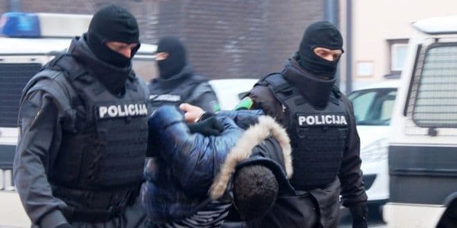 Jedan od vođa kavačkog klana osuđen u Beogradu, nakon što mu je stric ubijen u sačekuši Jedan od vođa kavačkog klana osuđen u Beogradu, nakon što mu je stric ubijen u sačekuši