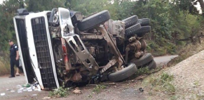 Nikšić: Prevrnuo se kamion, povrijeđen vozač Nikšić: Prevrnuo se kamion, povrijeđen vozač