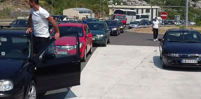 Kilometarske kolone ka Sozini, čeka se i po dva sata Kilometarske kolone ka Sozini, čeka se i po dva sata