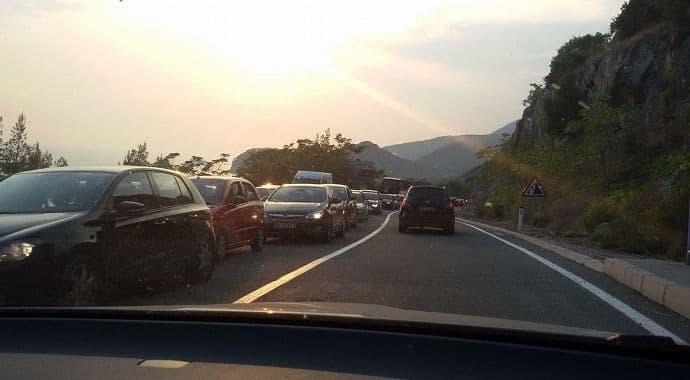 Nezapamćena gužva na putu Petrovac - Bar (Video) Nezapamćena gužva na putu Petrovac - Bar (Video)