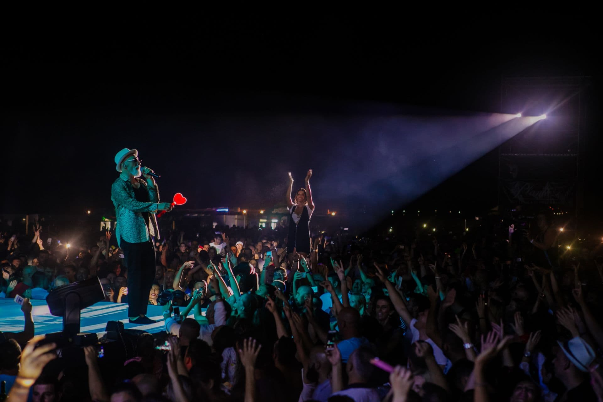 Dino Merlin u Ulcinju: Vidim toliko zaljubljenih i srećnih lica, ostanite uvijek takvi Dino Merlin u Ulcinju: Vidim toliko zaljubljenih i srećnih lica, ostanite uvijek takvi