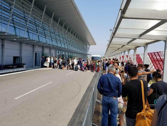 Aerodrom Podgorica: Čekali 40 minuta na suncu da uđu na pasošku kontrolu Aerodrom Podgorica: Čekali 40 minuta na suncu da uđu na pasošku kontrolu
