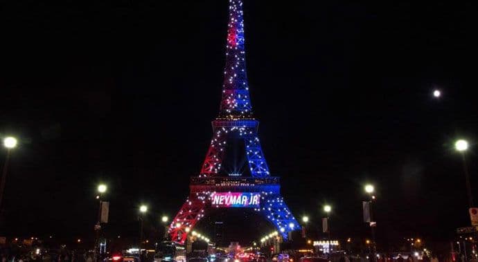 Panika na Ajfelovoj kuli: S nožem u dresu PSG-a krenuo na vrh Panika na Ajfelovoj kuli: S nožem u dresu PSG-a krenuo na vrh