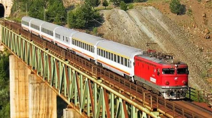 Prekinut saobraćaj na pruzi Beograd - Bar: Šine se iskrivile od vrućine Prekinut saobraćaj na pruzi Beograd - Bar: Šine se iskrivile od vrućine