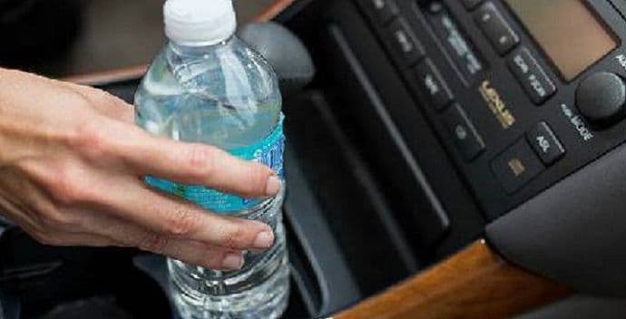 Ne ostavljajte bočicu s vodom u autu - može izazvati požar Ne ostavljajte bočicu s vodom u autu - može izazvati požar