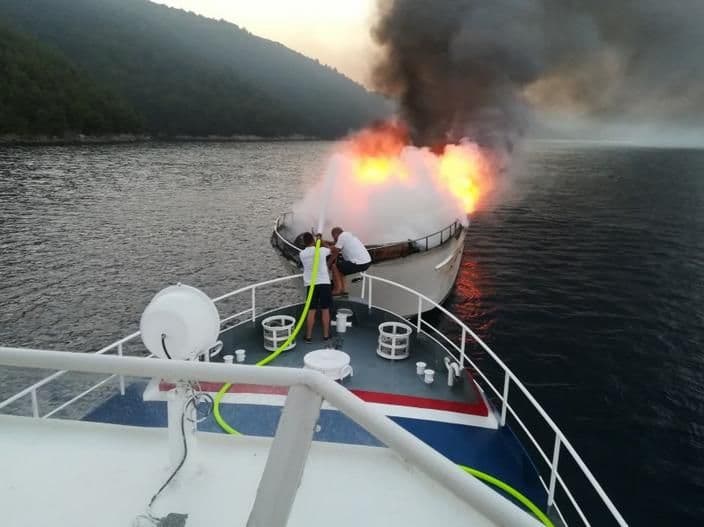 Potonula jahta kojom su upravljala dvojica Crnogoraca Potonula jahta kojom su upravljala dvojica Crnogoraca