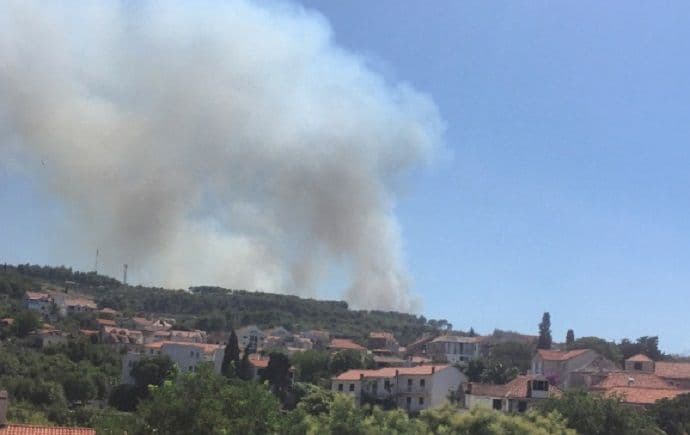 Hrvatska: Veliki požar na Braču, vatra se brzo širi Hrvatska: Veliki požar na Braču, vatra se brzo širi