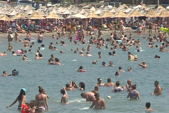 Iako je zabranjeno, turisti se kupaju na Maloj plaži