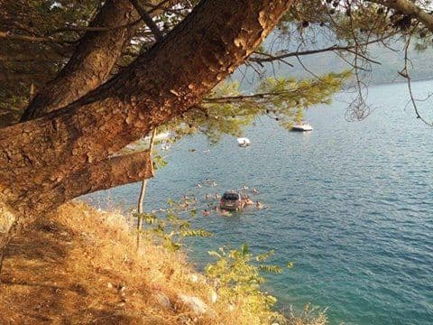 Automobilom sletio u more Automobilom sletio u more