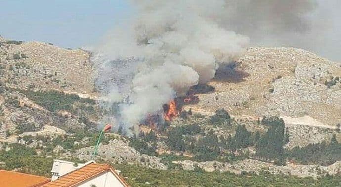 Gori i na Njegušima (Foto) Gori i na Njegušima (Foto)